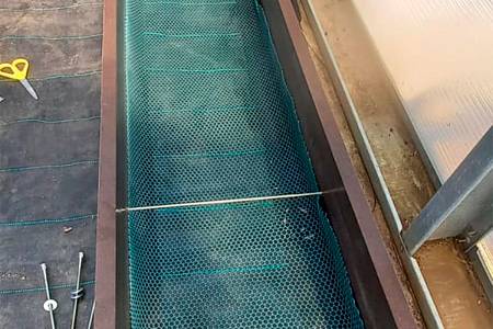 Сетка пластиковая от кротов Black Mole 1х10 м (10 кв.м.) Сетка пластиковая от кротов Black Mole 1х10 м (10 кв.м.)