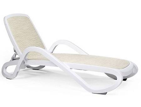 Шезлонг Nardi Alfa с подлокотниками, бело-бежевый Шезлонг Nardi Alfa с подлокотниками, бело-бежевый